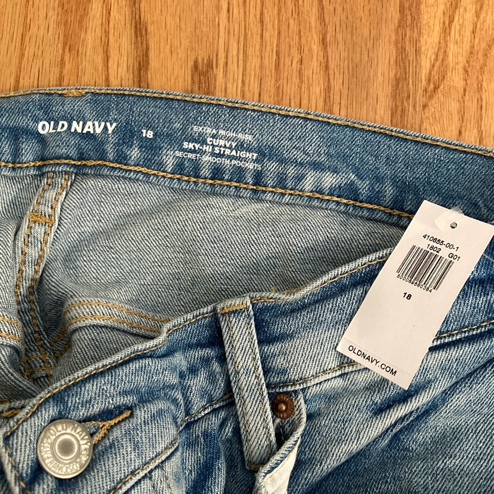 Old Navy Curvy High-Rise Straight Women’s Jeans - Picture 3 of 5